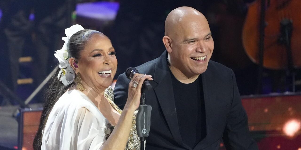Isabel Pantoja sorprende al cantar “Así Fue” en diversión con Amaury Sánchez y la Sinfónica Nacional | postrer minuto