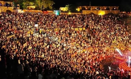 Fanáticos llegan a Altos de Chavón para disfrutar del concierto de Isabel Pantoja