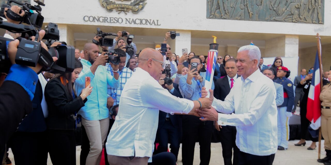 Presidente del Senado recibe hacha de los Juegos