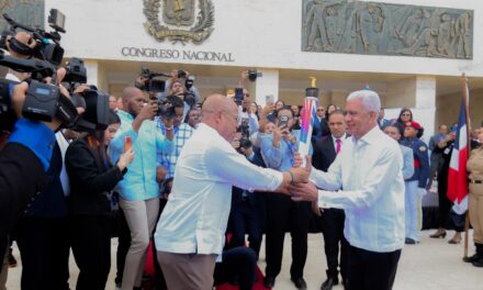 Presidente del Senado recibe hacha de los Juegos