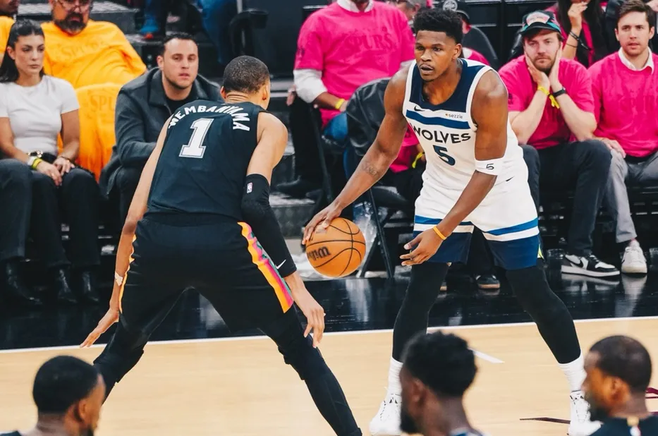 Knicks y Timberwolves abrieron sus semifinales de conferencia con victorias