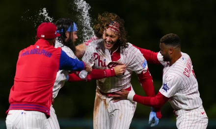 Schwarber fue fundamental y los Phillies remontaron para vencer a los Giantsen 10 entradas