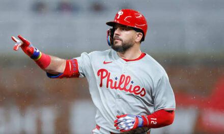 Schwarber sigue encendido con dos jonrones y Harper todavía se vuela la cerca en triunfo de Filis | De Postrer Minuto