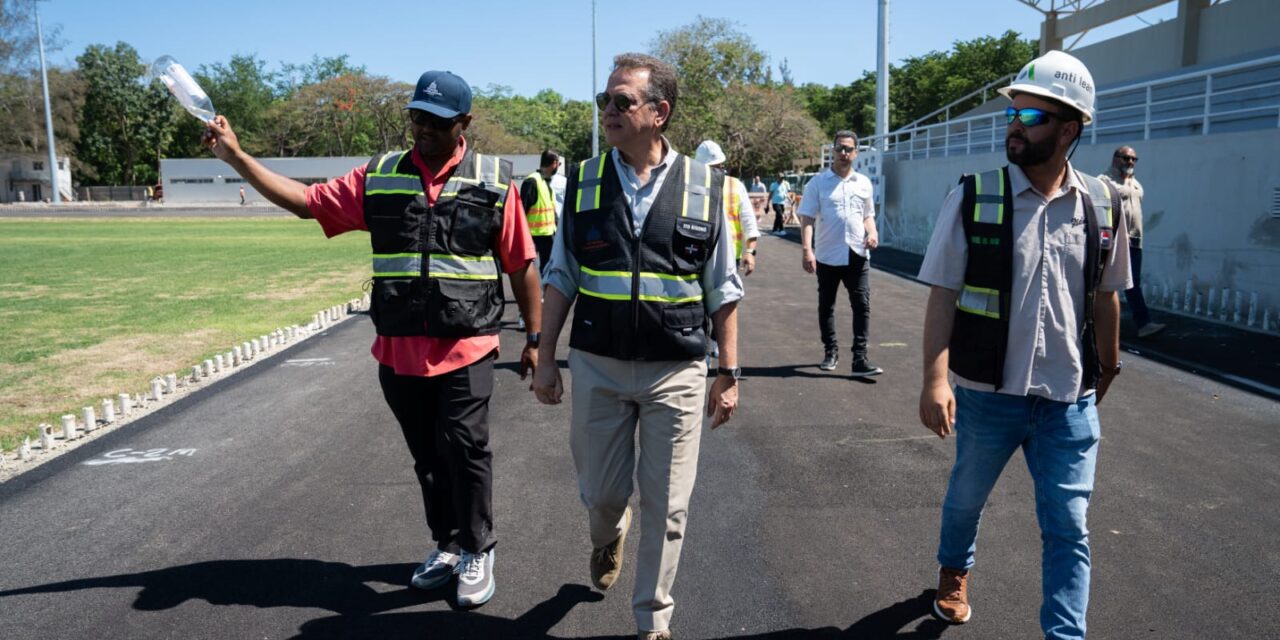Ministro Ito Bisonó recorre y supervisa trabajos en el Centro Olímpico