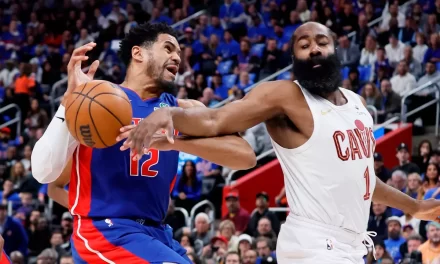 James Harden anota 30 puntos y los Cavaliers remontan en presencia de los Pistons