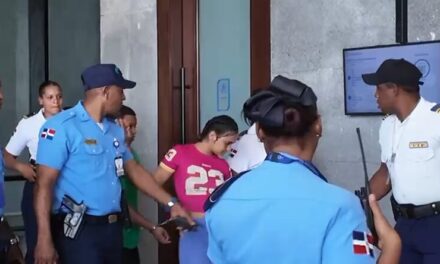Masha llega esposada a Ciudad Judicial por caso de armas