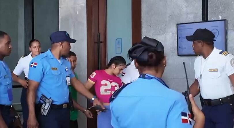 Masha llega esposada a Ciudad Judicial por caso de armas
