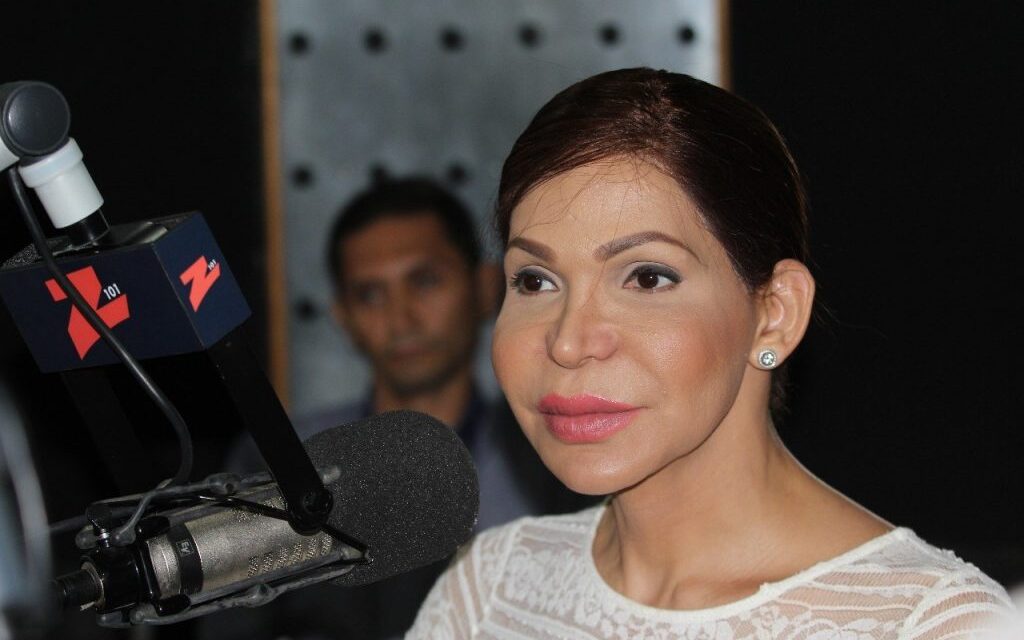 Mía Cepeda revela cirugía de 12 horas para eliminar polímeros de su rostro
