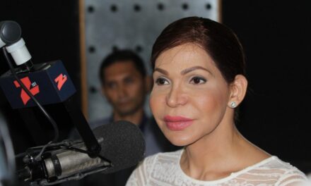 Mía Cepeda revela cirugía de 12 horas para eliminar polímeros de su rostro