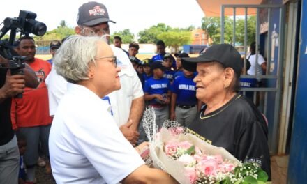 DCNB reconoce a doña Norma Díaz en el ámbito del Día de las Madres