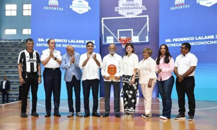 Raquel Peña y ministro Kelvin Cruz inauguran Torneo de Baloncesto Interbarrial