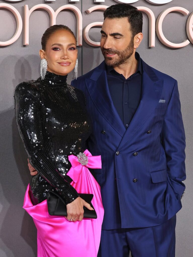 Se intensifican los rumores de noviazgo entre JLo y su pareja en la nueva película “Office Romance” - Noticias de hoy en República Dominicana | último minuto