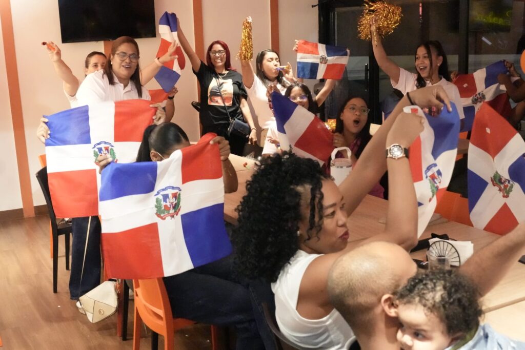 Con banderas, lágrimas y mucha emoción, así vive la familia de Celinee Santos la final de La Casa de los Famosos – Noticias de hoy en República Dominicana | último minuto