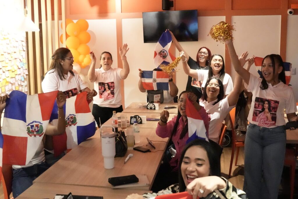 Con banderas, lágrimas y mucha emoción, así vive la familia de Celinee Santos la final de La Casa de los Famosos – Noticias de hoy en República Dominicana | último minuto