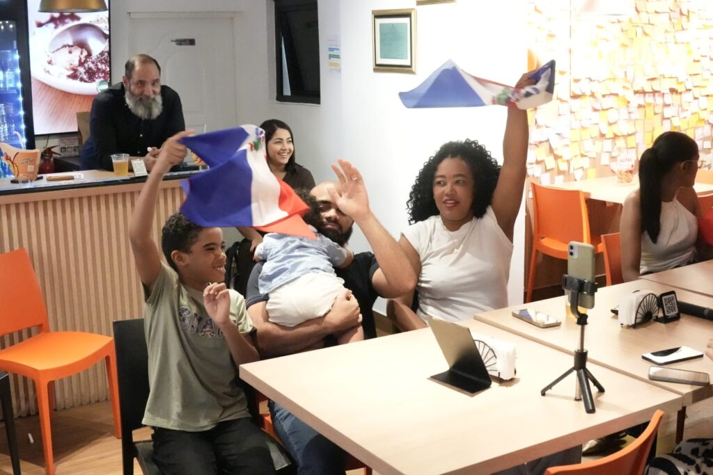 Con banderas, lágrimas y mucha emoción, así vive la familia de Celinee Santos la final de La Casa de los Famosos – Noticias de hoy en República Dominicana | último minuto