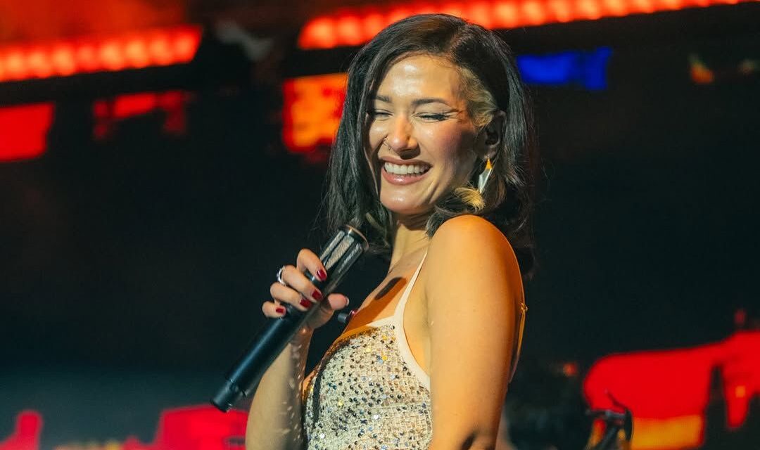 Esta es Nella, la cantante venezolana que abrió el concierto
