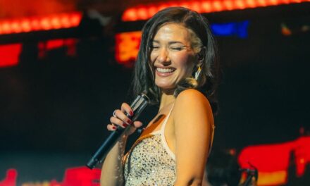 Esta es Nella, la cantante venezolana que abrió el concierto