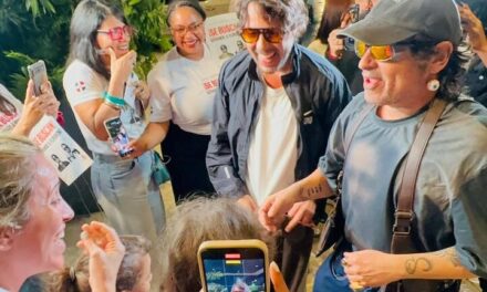 Entre cantos y abrazos de sus fans llegan a RD
