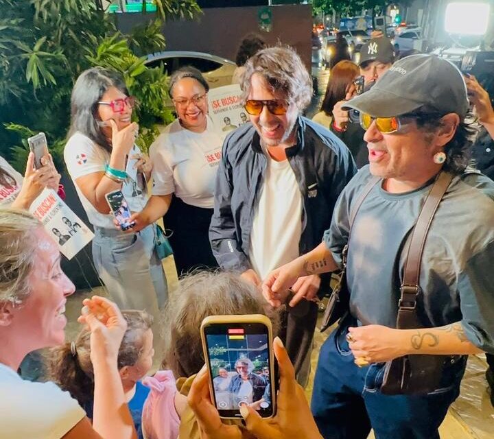 Entre cantos y abrazos de sus fans llegan a RD