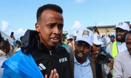 El árbitro somalí vetado por Estados Unidos es recibido como un héroe tras regresar a su país
