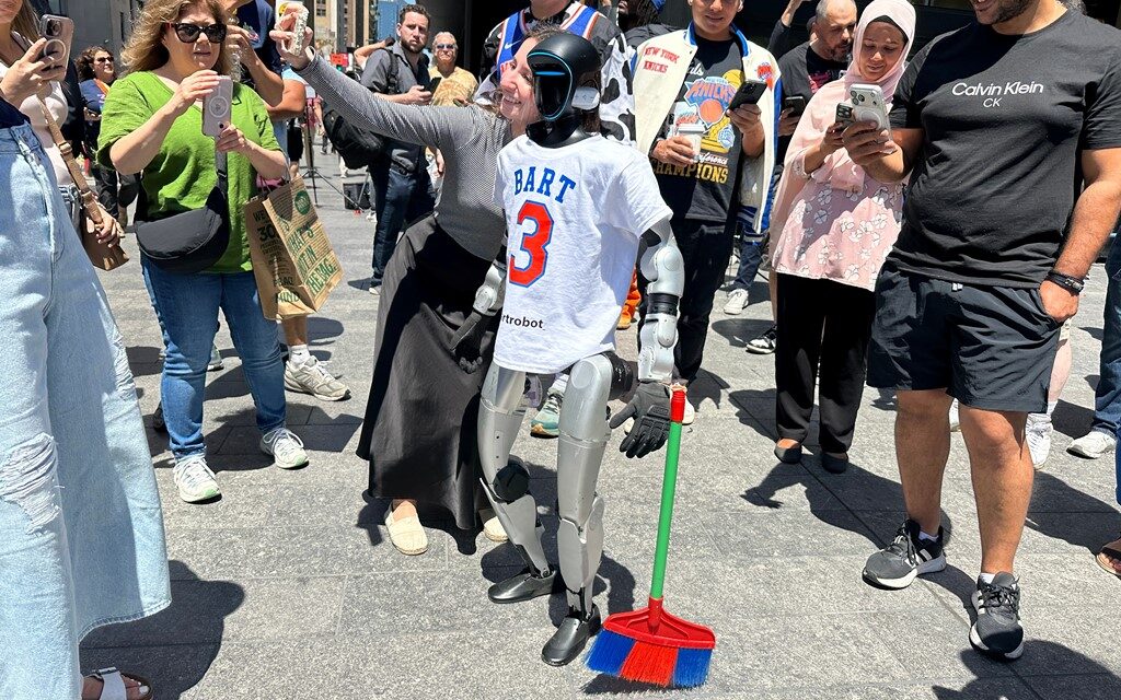 Los aficionados Knicks llegan temprano al Madison