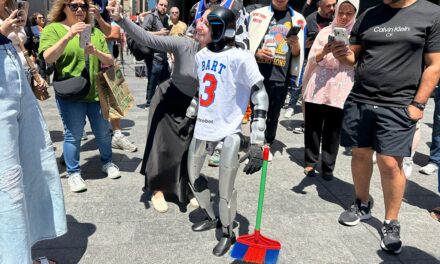 Los aficionados Knicks llegan temprano al Madison