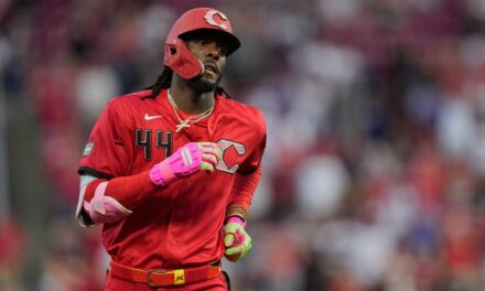 Elly de la Cruz va a la letanía de lesionados de los Rojos por 10 días