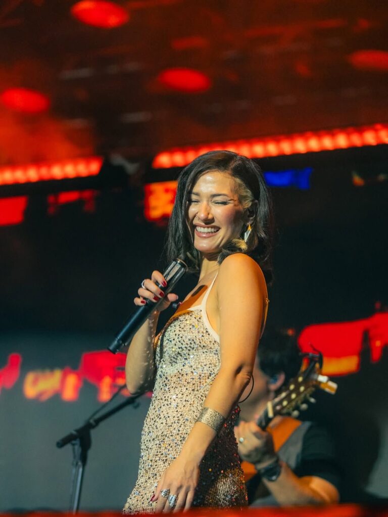 Esta es Nella, la cantante venezolana que abrió el concierto de Kany García en RD