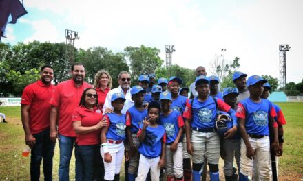 Comisionado de Béisbol resalta ocupación comunitaria de Compassion Internacional