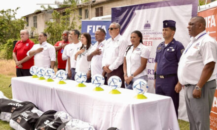 Inefi y FDF fomentan el fútbol en La Vega con la entrega de balones