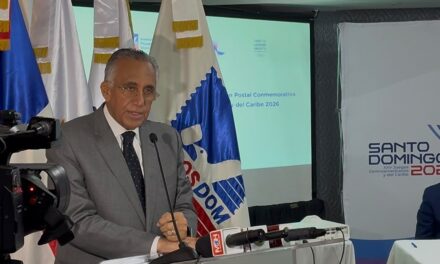 Luis Mejía Oviedo afirma que Santo Domingo 2026 ya quedó “sellado con la historia” tras lanzamiento postal conmemorativa | De Extremo Minuto