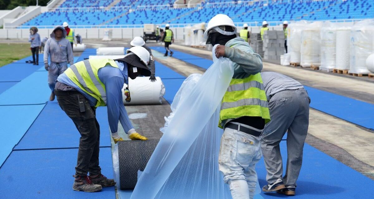 Inician instalación sintético de la pista de atletismo será la más moderna de América