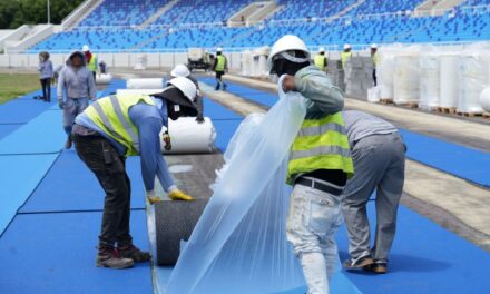 Inician instalación sintético de la pista de atletismo será la más moderna de América