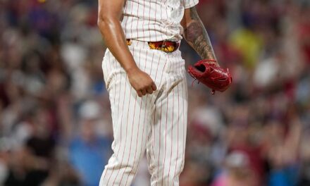 Johan Durán eleva dominio con Filis; va valentísimo de 16-16 en salvamentos