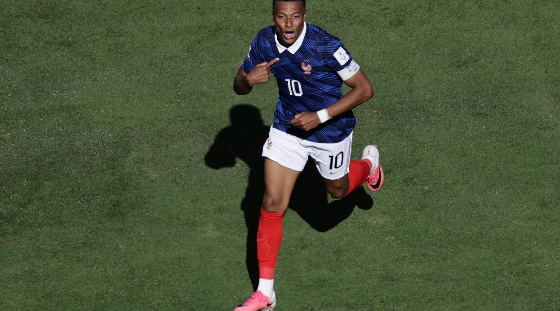 El punta francés Kylian Mbappé marca