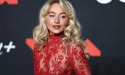 Sabrina Carpenter solicita orden de alejamiento