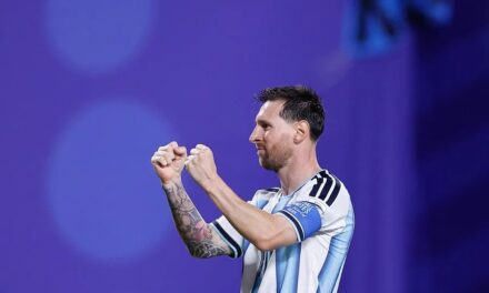 Messi firma un triplete histórico y tutela a Argentina en su inauguración mundialista | De Postrero Minuto