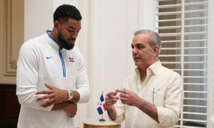 Presidente Abinader felicita a Karl Towns por videollamada