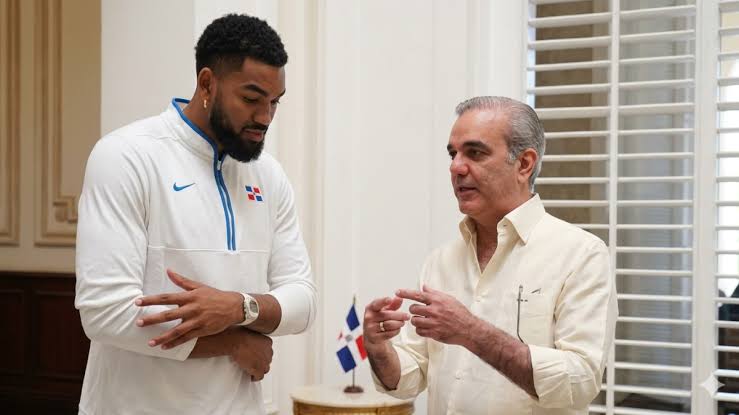 Presidente Abinader felicita a Karl Towns por videollamada