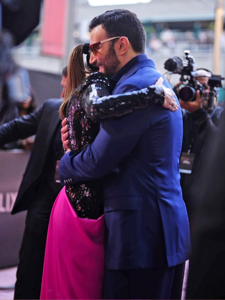 Se intensifican los rumores de noviazgo entre JLo y su pareja en la nueva película “Office Romance” - Noticias de hoy en República Dominicana | último minuto