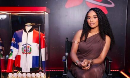 Ashley Montero sale de Carecantina con la mano extendida