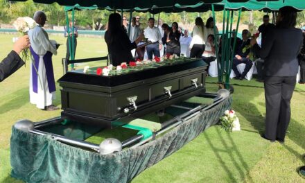 Entre lágrimas y muestras de dolor, Iván Tejada es enterrado