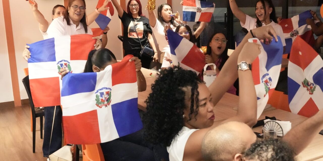 Con banderas, lágrimas y mucha emoción, así vive la comunidad