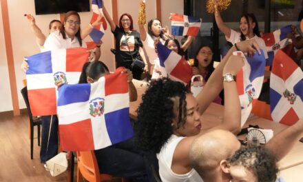 Con banderas, lágrimas y mucha emoción, así vive la comunidad