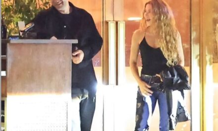 Shakira y el actor mexicano Manuel García-Rulfo se desatan