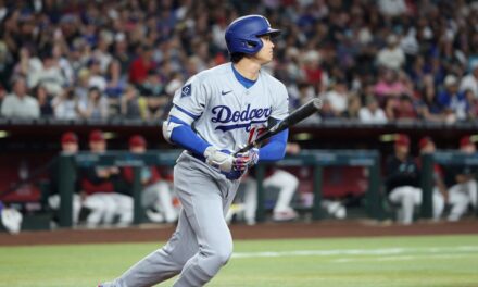 Ohtani pega jonrón en triunfo de Dodgers, pero sale del partido por inflamación en una rodilla