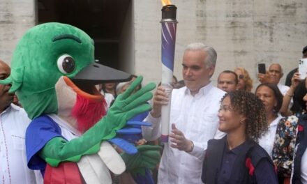 Antorcha de los JCC 2026 visitó Ministerio Educación