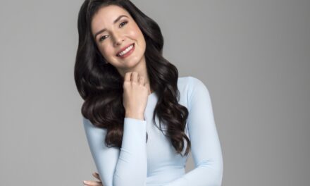 Karina Alarcón lleva “De Cerca” al formato podcast con una propuesta más íntima | postrer minuto