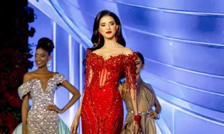 Alana Chalas Perdomo deslumbra en la indeterminación preliminar del Miss RD Universo 2026 con “Llama Escarlata”, de Eduardo Rojas – RC Noticias
