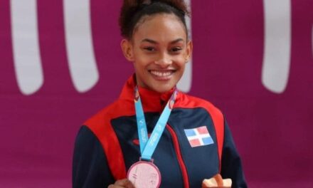 Ana Rosa dedica medalla de oro a su grupo